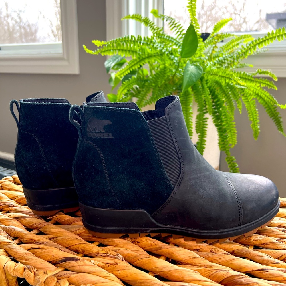 Sorel boots - Chelsea style - size 8. Worn 1-2 times.